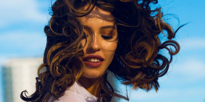 Trending Hairstyles for the Summer of 2018 - Featured Image